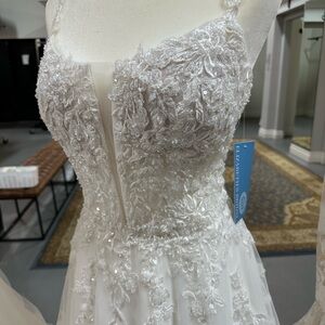 Elegant White Lace Wedding Dress